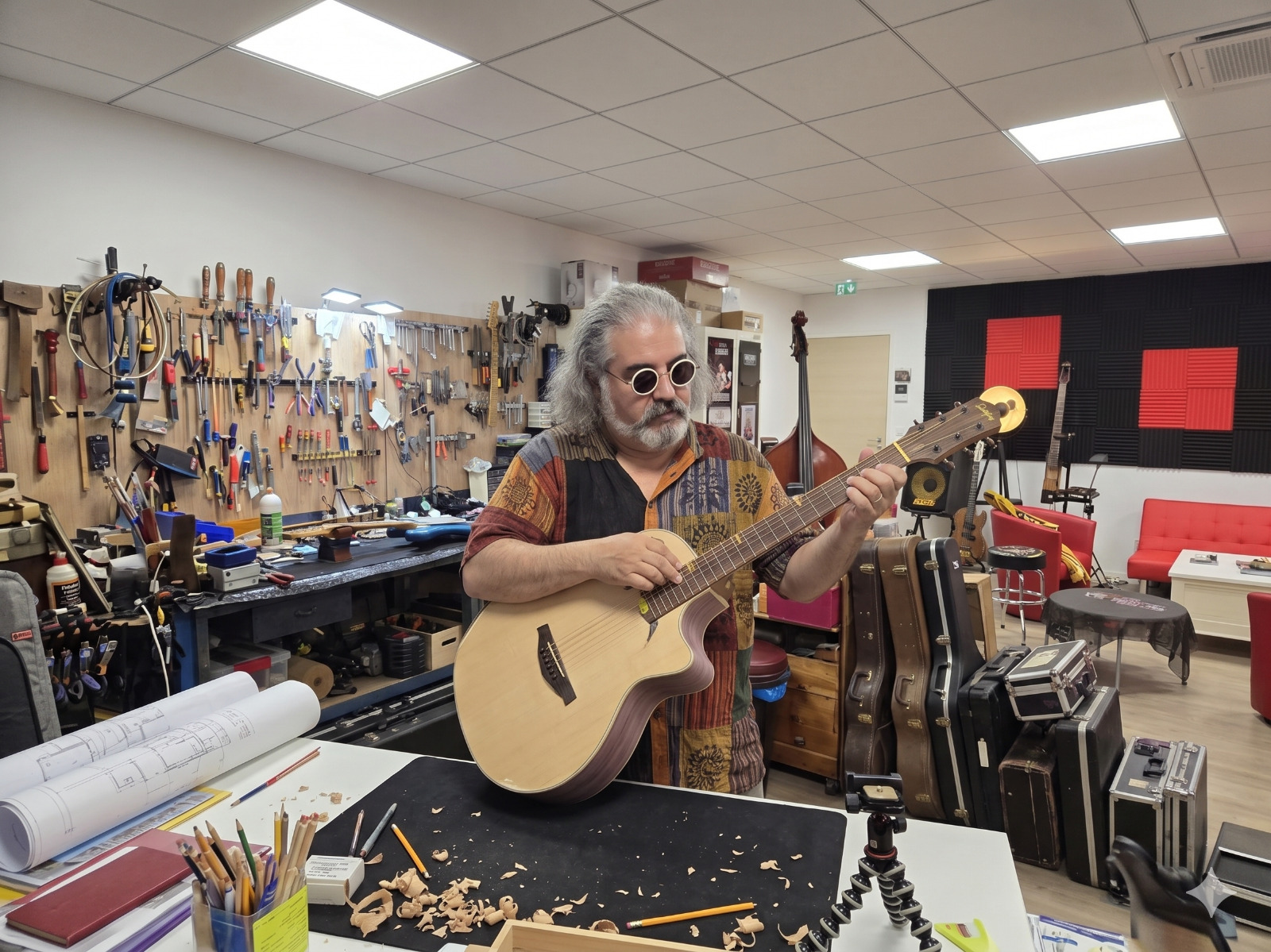 Gordon dans son atelier de lutherie
